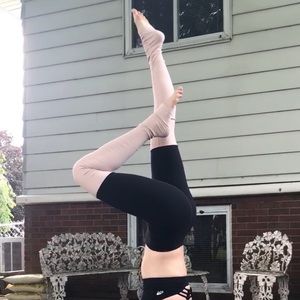 ALO Yoga Pants - Alo Yoga Goddess Leggings - Black/Blush - XS ALO Yoga Pants - Alo Yoga Goddess Leggings - Black/Blush - XS